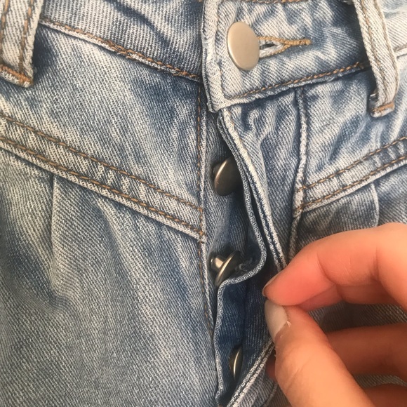 High rise butt fly cropped jeans. - Picture 7 of 9